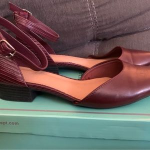 Size 8 Wide, flat ankle straps